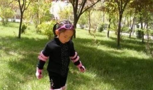 如何教孩子学会轮滑