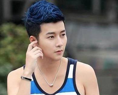 男生两边剪短中间留长的发型
