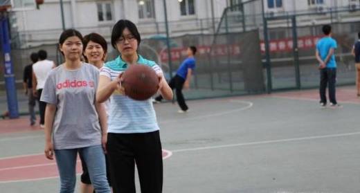 女生如何投篮 女生练习投篮 女生投篮最初级